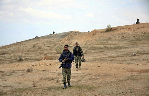 Militantes de grupos armados desertan y se unen  al Ejército sirio